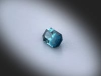 Vidéo d’une tourmaline bicolore naturelle rectangle à pans coupés facettée de 0.94 ct, originaire d'Afghanistan, aux couleurs bicolores soutenues, tournant avec élégance sur un fond gris clair.