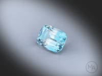 Vidéo d’un zircon bicolore naturel coussin rectangle facetté de 6.00 ct, provenant du Malawi, présentant une couleur bicolore soutenue et de beaux jeux de lumière.