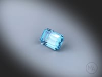 Vidéo d’un zircon bicolore naturel rectangle à pans coupés facetté de 2.02 ct, provenant du Malawi, présentant deux couleurs soutenues et révélant ses jeux de lumière sous différents angles.