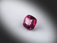 Vidéo d’un grenat rhodolite naturel coussin rectangle facetté de 4.61 carat, originaire d'Elahera au Sri Lanka, révélant sa couleur violette rosée intense sous différents angles.
