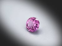 Vidéo d’un spinelle rose naturel rond facetté de 1.74 ct, originaire de Tanzanie, de couleur rose-violet prononcé, présentant de beaux reflets à la lumière.