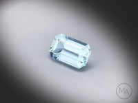 Vidéo d’une Aigue-Marine naturelle rectangle à pans coupés facettée de 3.44 ct, originaire de Madagascar, de couleur cyan bleuté léger, tournant sur un fond gris clair.