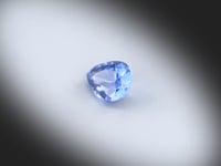 Vidéo présentant un saphir bleu poire facetté 2,22ct, couleur bleue profonde, traitement chauffé, origine Sri Lanka