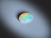 Vidéo Opale naturelle, patern honecomb, taille cabochon ovale, 1.35ct, Ethiopie