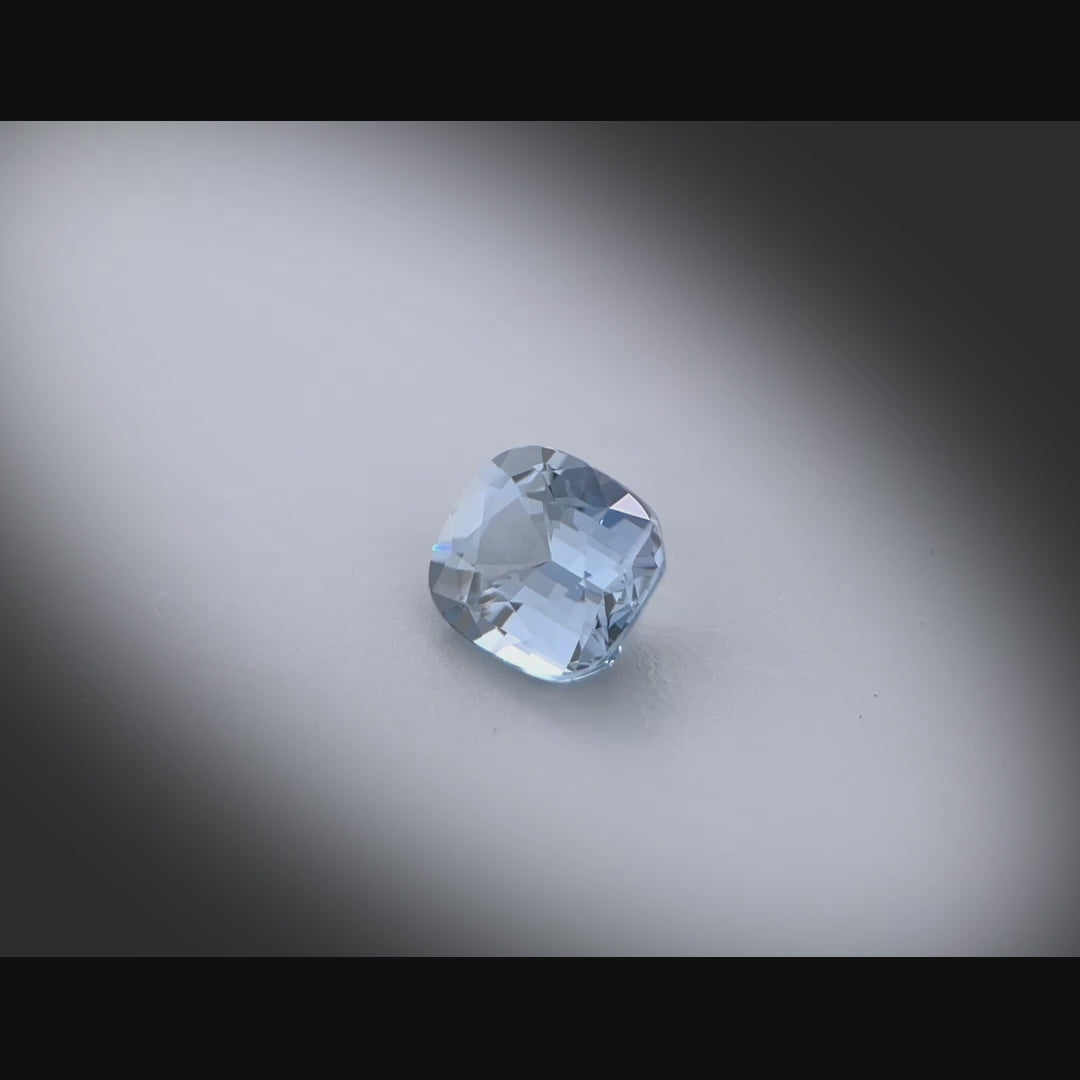 Vidéo d’un spinelle gris-bleuté naturel de 1.05 ct, taille coussin rectangle, originaire du Sri Lanka, tournant à 360 degrés sur fond gris clair