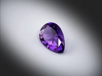 Vidéo d’une améthyste naturelle poire facettée de 4.61 ct, présentant une couleur violet-rosé intense et une belle brillance, filmée en rotation sur fond clair.