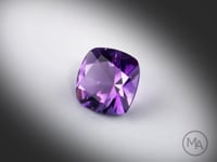 Vidéo d’une améthyste naturelle de 4.36 ct, taille coussin carré facettée, révélant une teinte violet-rosé intense et une excellente transparence.