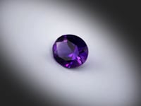 Vidéo d’une améthyste naturelle de 3.73 ct, taille ovale facettée, présentant une teinte violet-rosé profond et une belle brillance en rotation.