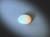 Vidéo d'une Opale Blanche naturelle 1.57ct, feux multicolores, cabochon ovale, origine Welo en Ethiope