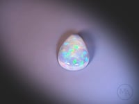 Opale naturelle, taille cabochon, forme poire, 2.51ct, feux multicolores, aucun traitement, origine Ethiopie
