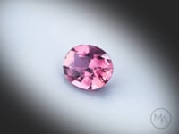 Vidéo d’une tourmaline rose naturelle de 3.00 ct, taille ovale facettée, révélant une couleur rose-violet soutenu et une belle brillance en rotation.