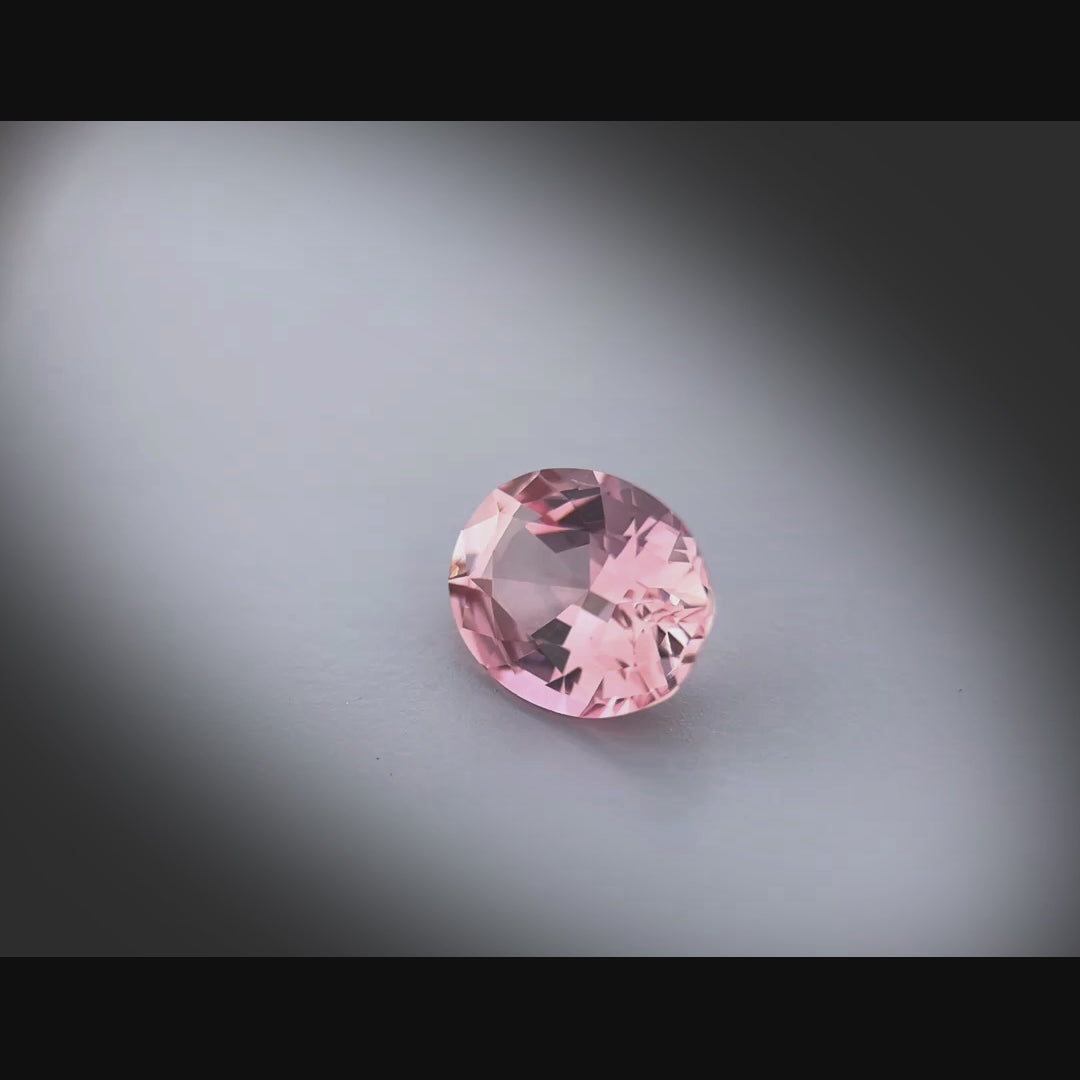 Vidéo d’une tourmaline rose ovale facettée 2,70ct, couleur rose-brun léger, non traitée, origine Congo