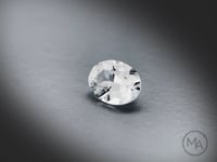Vidéo d’une topaze incolore naturelle ovale facettée de 1.81 ct, originaire du Brésil, tournant sur un fond gris clair.