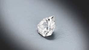 Vidéo d’un zircon incolore naturel facetté de forme abstraite de 2.50 ct, originaire de Tanzanie, rotation sur un fond gris clair.