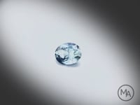 Vidéo d’un saphir teal naturel non chauffé ovale facetté de 1.37 ct, originaire du Montana aux États-Unis, de couleur bleu-vert prononcé, tournant sur un fond gris clair.