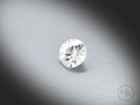 Vidéo d’un zircon blanc naturel rond facetté de 1.89 ct, originaire de Tanzanie, sans inclusion visible à l'œil nu, rotation sur un fond gris clair.