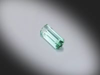 Vidéo d’une tourmaline verte naturelle allongée de 1.77 ct, originaire de RD Congo, révélant ses nuances vert-bleuté et ses reflets sous différents angles.