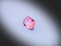 Vidéo d’une tourmaline rose naturelle rectangle à pans coupés facettée de 1.74 ct, originaire de la République démocratique du Congo, révélant ses nuances rose-violet et son éclat sous différents angles.