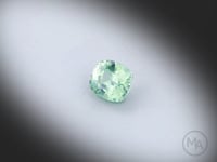 Vidéo d’un zircon vert naturel coussin rectangle facetté de 1.48 ct, originaire du Sri Lanka, révélant ses nuances vert-bleuté et ses éclats sous différents angles.