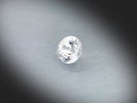 Vidéo d’un zircon naturel incolore rond facetté de 1.24 ct, originaire de Tanzanie, révélant sa transparence et ses éclats lumineux sous différents angles.