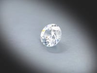 Vidéo d’un zircon naturel incolore rond facetté de 3.36 ct, originaire de Tanzanie, révélant sa transparence et ses éclats sous différents angles.