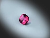Vidéo d’un grenat Rhodolite naturel coussin rectangle facetté de 2.12 ct, originaire de Tanzanie, dévoilant sa teinte violet-rosé soutenu et ses reflets lumineux.