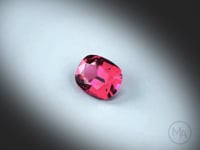 Vidéo d’un grenat rhodolite naturel coussin rectangle facetté de 2.52 ct, originaire de Tanzanie, révélant sa couleur rose-rouge profonde et ses reflets sous différents angles.