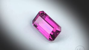 Vidéo d’un Grenat Rhodolite naturel rectangle à pans coupés facetté de 5.18 ct, originaire de Tanzanie, révélant sa couleur violette rosée profonde et ses jeux de lumière.