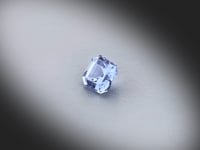 Vidéo d’un saphir bleu naturel carré à pans coupés facetté de 0.63 ct, originaire de Madagascar, dévoilant sa teinte bleue légère et ses reflets sous différents angles.