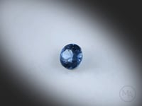 Vidéo d’un saphir bleu naturel rond facetté de 0.46 ct, originaire de Madagascar, présentant une couleur bleu profond aux nuances bleu jean et des reflets lumineux.