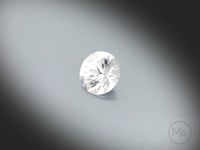 Vidéo d’un zircon naturel incolore rond facetté de 1.91 ct, originaire de Tanzanie, présentant une belle limpidité et des reflets lumineux.