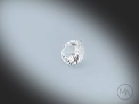 Vidéo d’une topaze blanche naturelle ronde facettée de 1.35 ct, originaire du Brésil, révélant sa transparence et ses reflets lumineux sous différents angles.