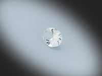 Vidéo d’une topaze blanche naturelle ovale facettée de 1.35 ct, provenant du Brésil, rotation lente révélant sa transparence et ses reflets lumineux sous différents angles.