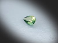 Vidéo d’un saphir bicolore naturel poire facetté de 1.05 ct, originaire d’Australie, présentant une coloration bicolore prononcée, rotation sur un fond gris clair.