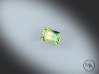 Vidéo d’un saphir bicolore naturel rectangle à pans coupés facetté de 1.11 ct, présentant une association naturelle de jaune et de bleu-vert, gemme en rotation sur un fond gris clair. Australie