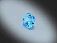 Vidéo d’une topaze bleue naturelle Swiss Blue coussin carré facettée de 4.10 ct, originaire du Brésil, de couleur cyan-bleuté intense, rotation sur un fond gris clair.
