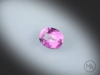 Vidéo d’un Spinelle violet naturel ovale facetté de 1.64 ct, originaire du Sri Lanka, de couleur violet-rosé soutenu, pierre fine tournant sur un fond gris clair.