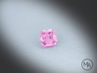 Vidéo d’un Spinelle rose naturel carré à pans coupés facetté de 1.25 ct, originaire de Mahenge en Tanzanie, de couleur rose soutenu, pierre précieuse tournant sur un fond gris clair.