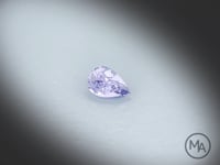 Vidéo d’un Spinelle violet naturel poire facetté de 1.08 ct, originaire de Tanzanie, de couleur violet-gris léger, pierre précieuse tournant sur un fond gris clair.