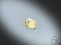 Vidéo d’un Chrysoberyl naturel rectangle à pans coupés facetté de 1.54 ct, originaire du Sri Lanka, de couleur jaune léger, pierre fine tournant sur un fond gris clair.