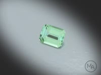Vidéo d’une Tourmaline verte naturelle rectangle à pans coupés facettée de 2.42 ct, originaire d’Afghanistan, de couleur vert-bleuté prononcé, pierre fine tournant sur un fond gris clair.