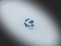 Vidéo d’un Spinelle bleu gris naturel ovale facetté de 1.16 ct, de couleur bleu-gris soutenu, gemme tournant sur un fond gris clair.