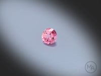 Vidéo d’un Saphir rose naturel rond facetté de 0.75 ct, originaire de Madagascar, de couleur rose prononcé, pierre précieuse féminine tournant sur un fond gris clair.
