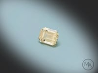 Vidéo d’un Saphir jaune naturel rectangle à pans coupés facetté de 1.57 ct, originaire de Madagascar, de couleur jaune léger, pierre précieuse pastel tournant sur un fond gris clair.
