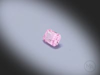 Vidéo d’un Saphir rose naturel rectangle à pans coupés facetté de 0.71 ct, originaire de Madagascar, de couleur rose prononcé, pierre précieuse féminine tournant sur un fond gris clair.