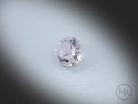 Vidéo d’un Saphir gris violet naturel rond facetté de 1.67 ct, originaire du Montana aux États-Unis, de couleur gris prononcé, pierre précieuse unique tournant sur un fond gris clair.