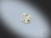 Vidéo d’un Saphir Jaune naturel rectangle à pans coupés facetté de 1.24 ct, originaire de Madagascar, de couleur jaune-vert très léger, pierre précieuse tournant sur un fond gris clair.