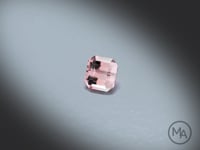 Vidéo d’une Tourmaline bicolore naturelle rectangle à pans coupés facettée de 0.66 ct, originaire de RD Congo, rose et incolore, pierre fine lumineuse tournant sur un fond gris clair.