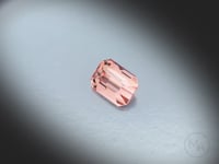 Vidéo d’une Tourmaline bicolore naturelle rectangle à pans coupés facettée de 2.05 ct, originaire de RD Congo, de couleur orange rosé à orange brun, pierre fine tournant sur un fond gris clair.