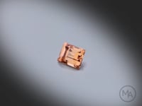 Vidéo d’un Zircon naturel rectangle facetté de 1.16 ct, originaire de Tanzanie, de couleur brun-orangé prononcé, pierre fine tournant sur un fond gris clair.
